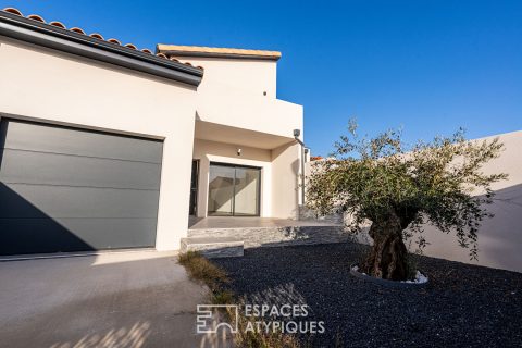 Maison neuve aux lignes modernes avec jardin et terrasses