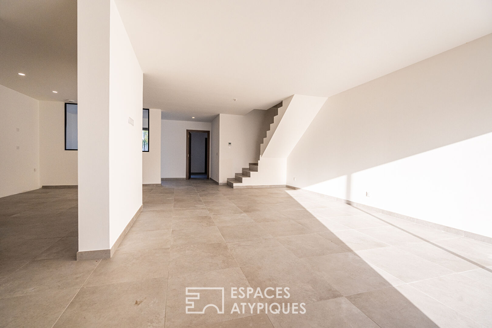 Maison neuve aux lignes modernes avec jardin et terrasses