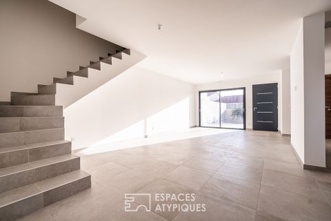 New house with modern lines, garden and terraces