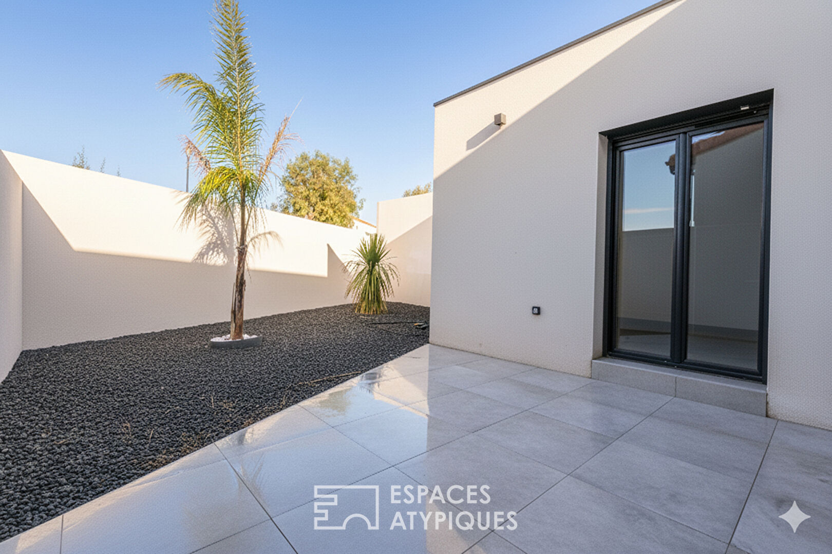 Maison neuve aux lignes modernes avec jardin et terrasses