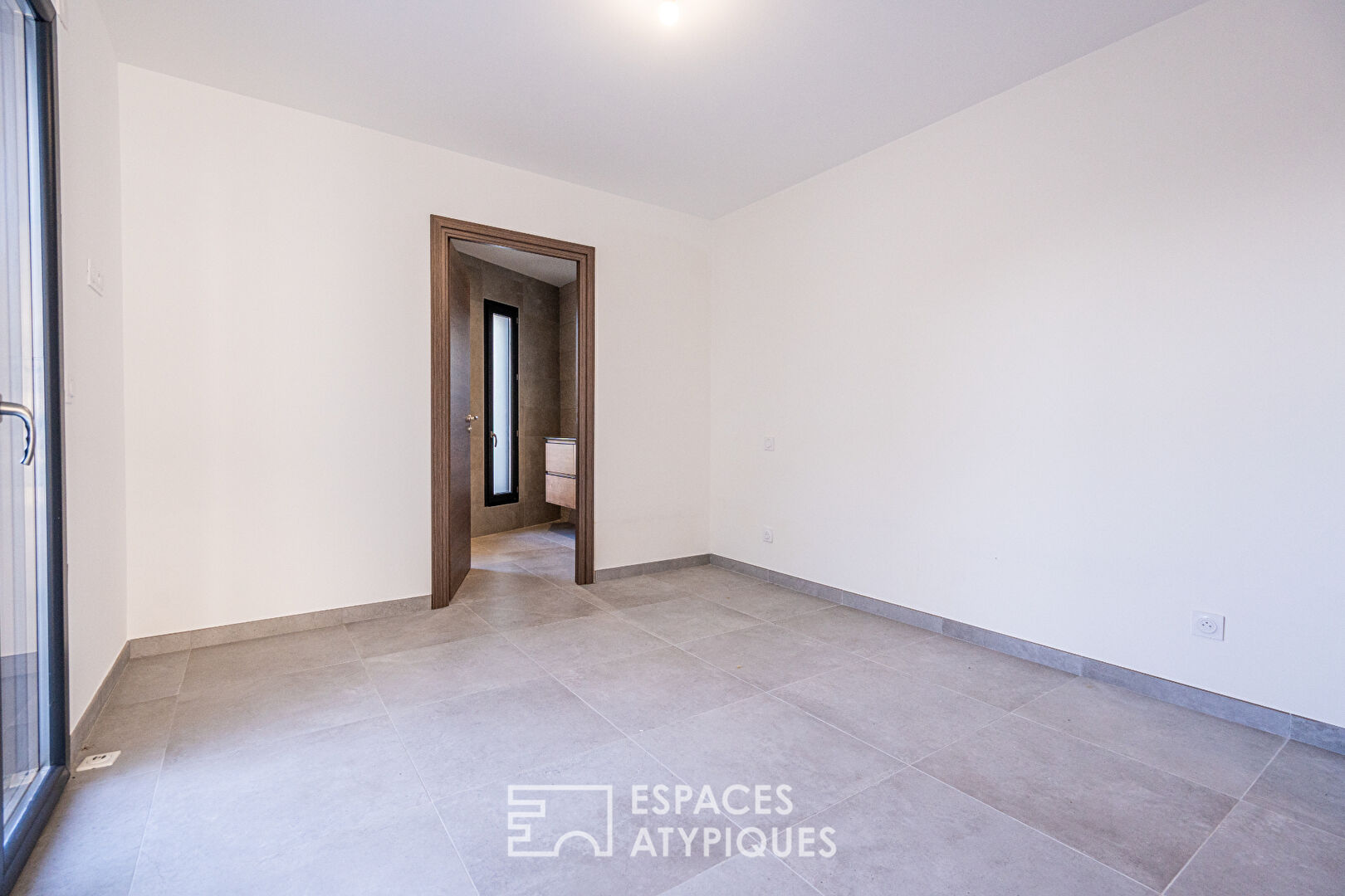 Maison neuve aux lignes modernes avec jardin et terrasses