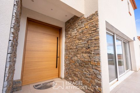 Villa récente avec jardin, un écrin récent aux accents de pierre a proximité de Perpignan