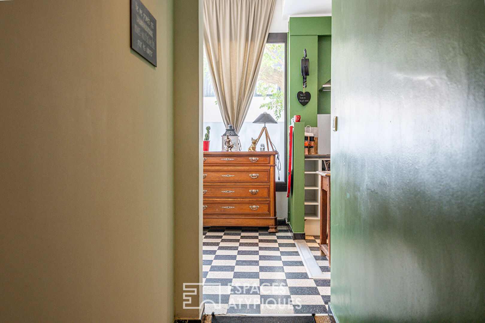 Ancienne boutique réhabilitée en appartement de charme avec terrasse