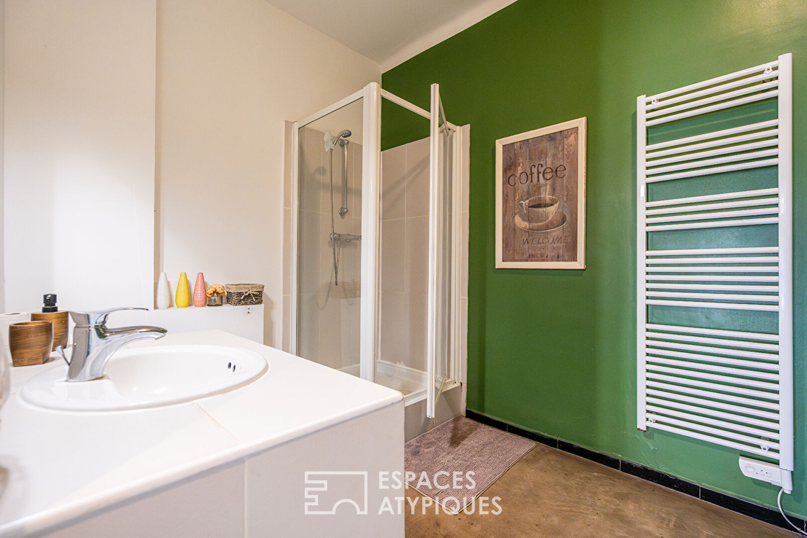 Ancienne boutique réhabilitée en appartement de charme avec terrasse