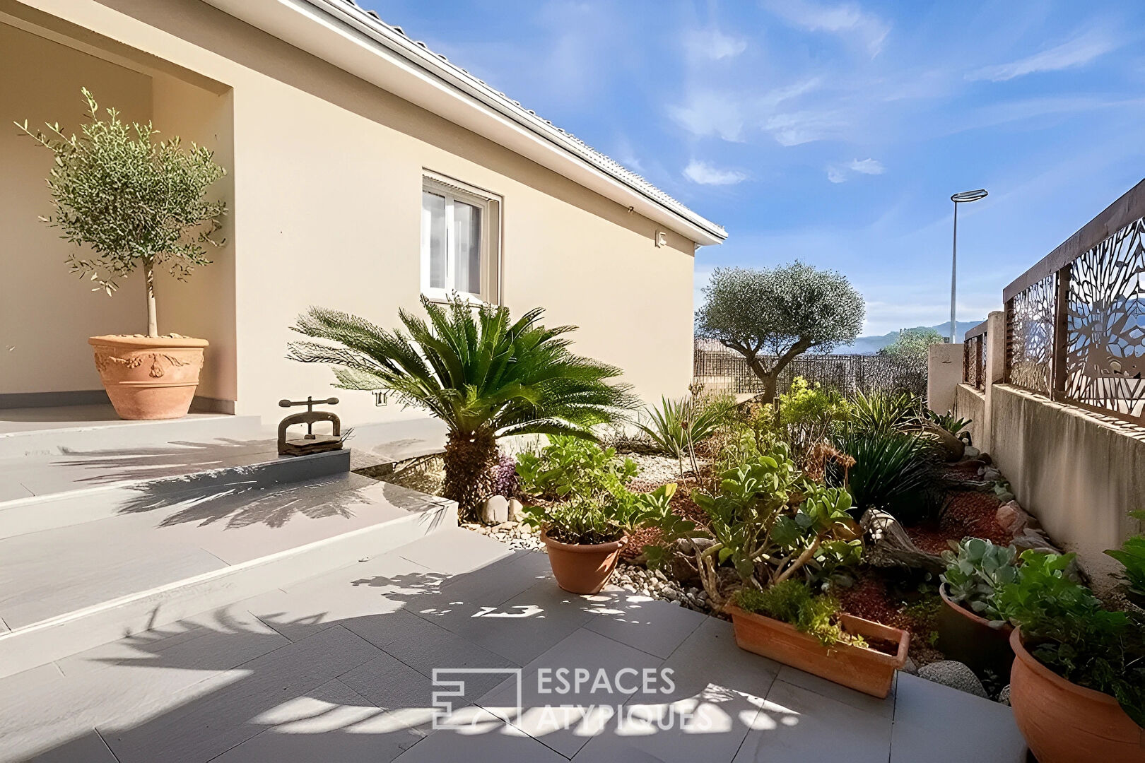 Maison moderne avec vue dégagée