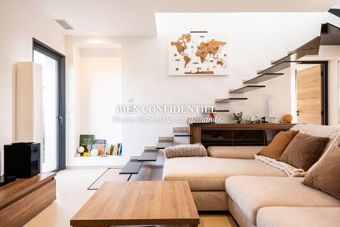 Villa contemporaine avec filet suspendu et piscine