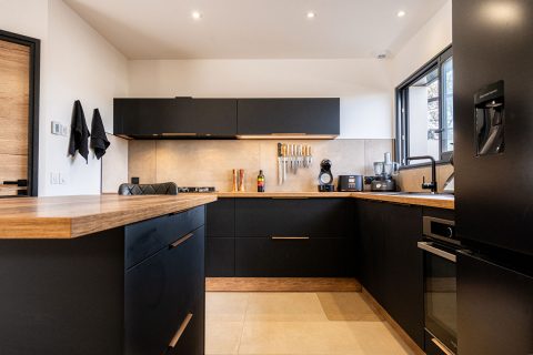 Villa contemporaine avec filet suspendu et piscine