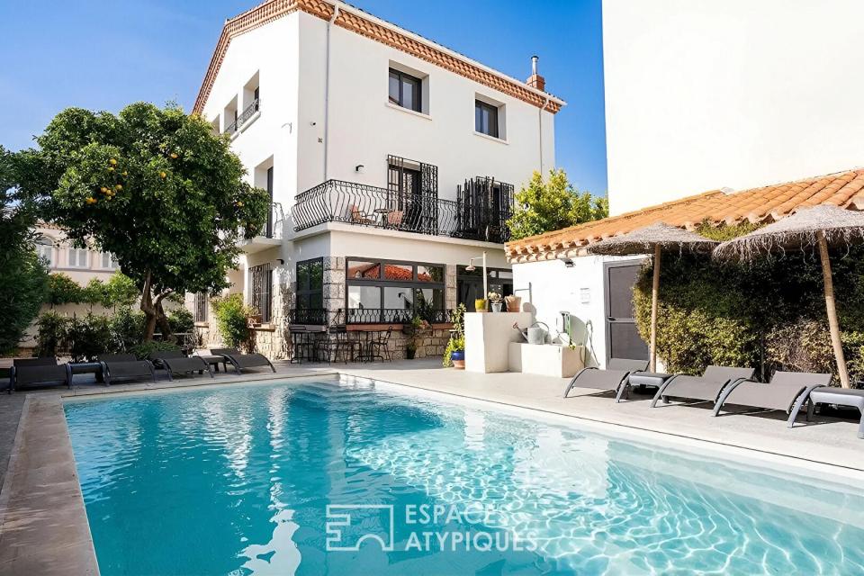 Maison familiale des années 60 rénovée avec piscine au coeur d'un village pittoresque