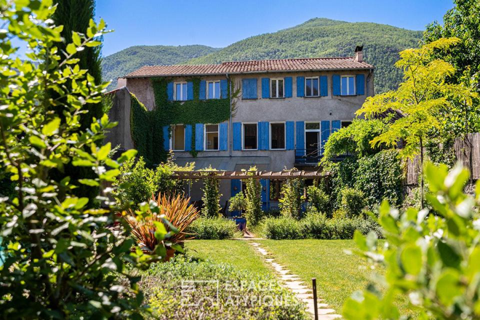 Propriété de caractère avec piscine et panorama sur les montagnes