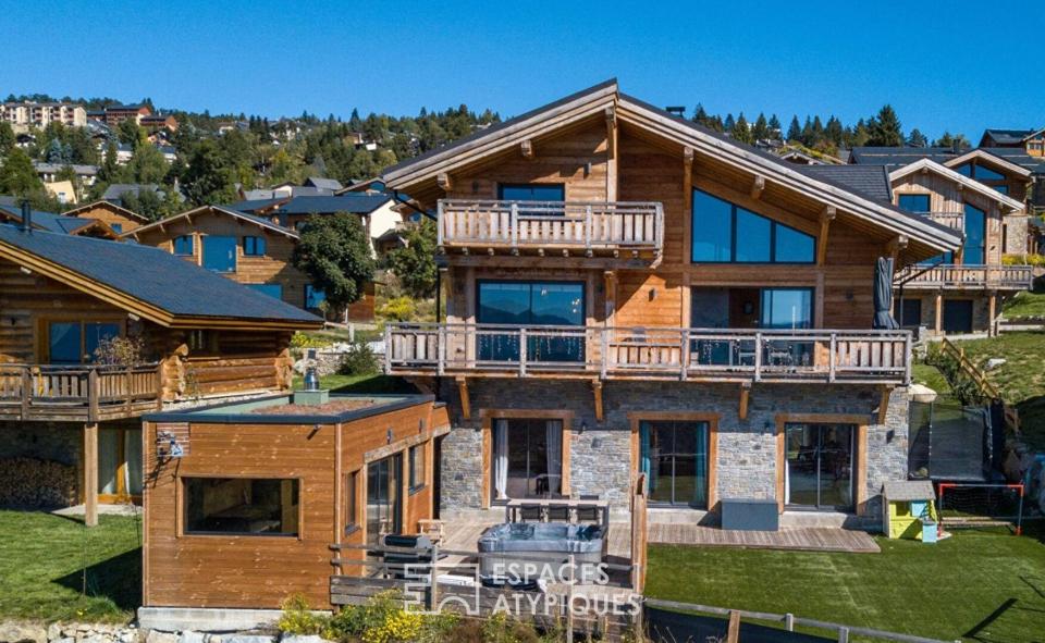 Chalet contemporain récent avec vue sur les sommets et prestations haut de gamme