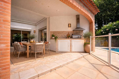 Villa de caractère aux accents méditerranéens et jardin avec piscine