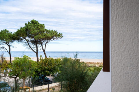 Appartement contemporain et terrasse panoramique à deux pas du sable