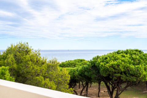 Appartement contemporain au dernier étage avec vue sur la Méditerranée