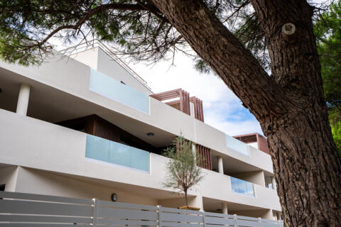 Appartement contemporain au dernier étage avec vue sur la Méditerranée