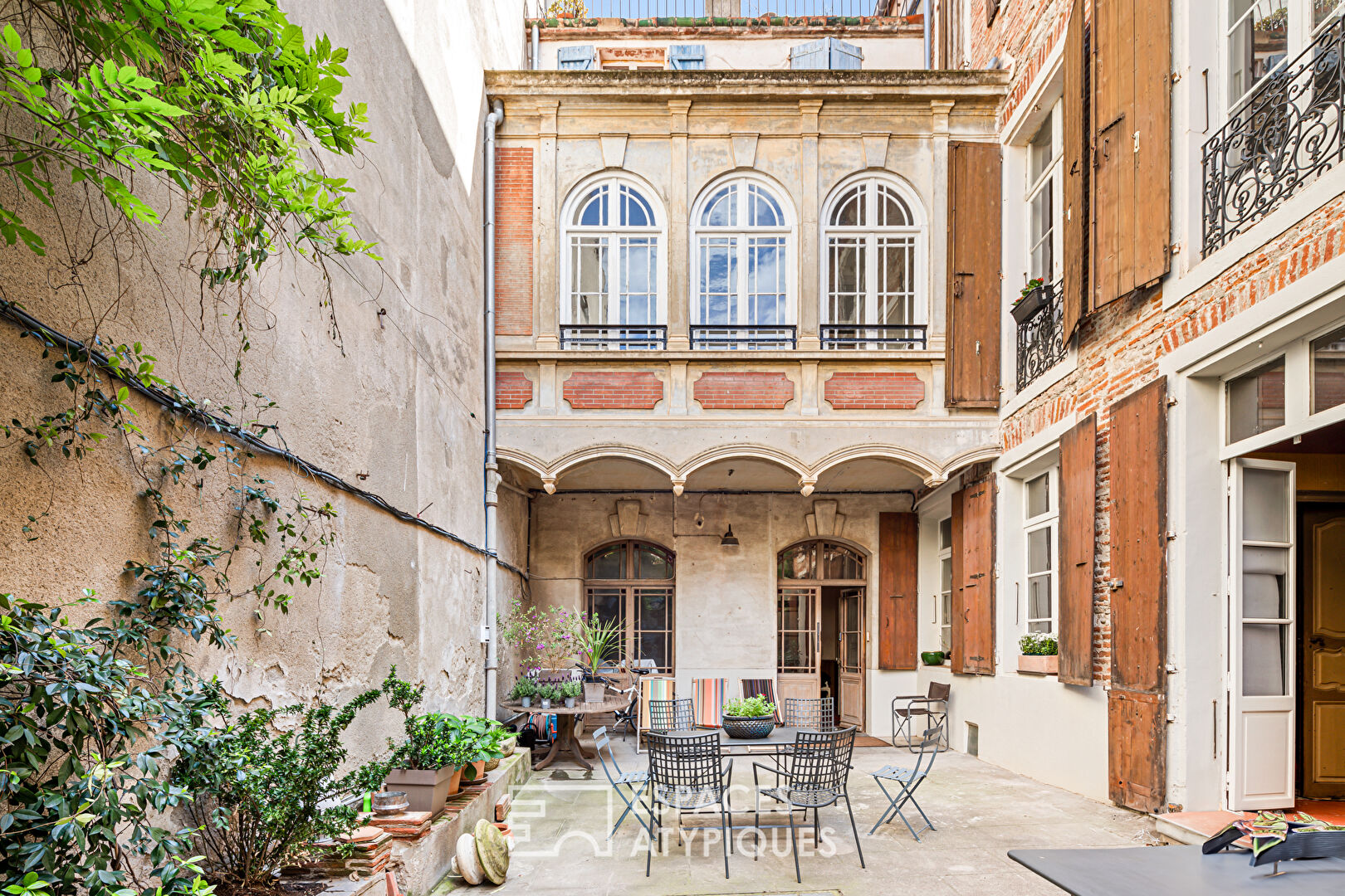 Hôtel particulier avec patio et ancienne chapelle du 14ème siècle