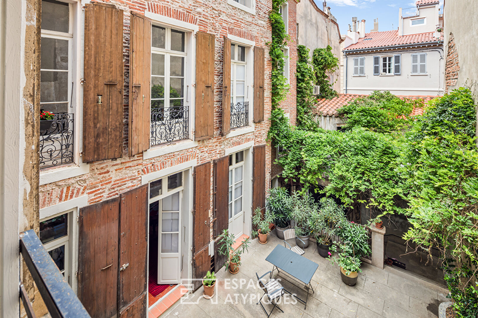 Hôtel particulier avec patio et ancienne chapelle du 14ème siècle