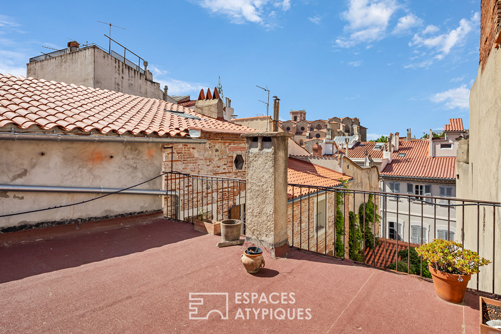 Hôtel particulier avec patio et ancienne chapelle du 14ème siècle