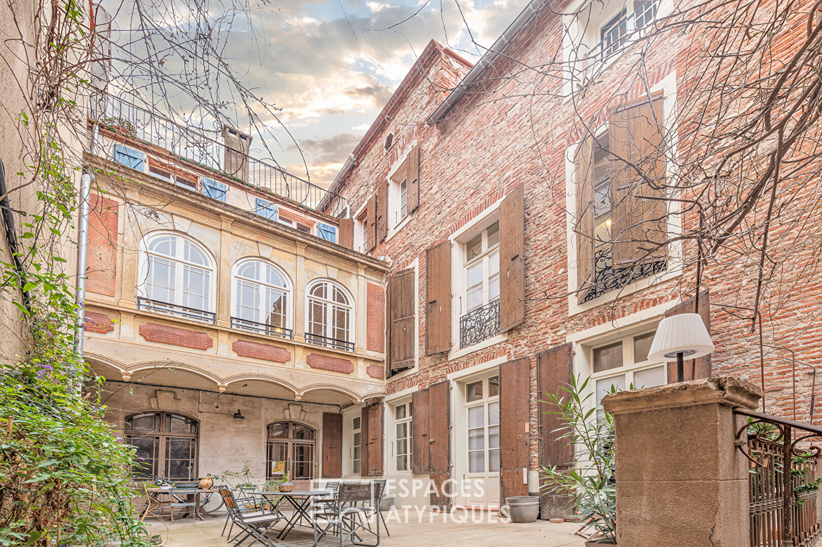 Hôtel particulier avec patio et ancienne chapelle du 14ème siècle
