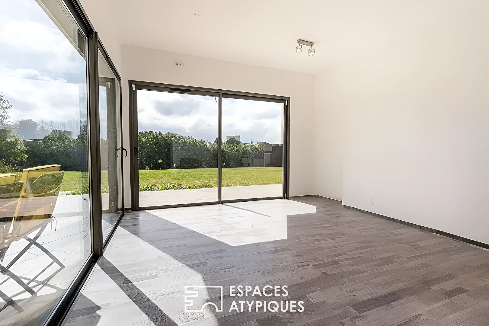 Villa d&rsquo;architecte dans un écrin de verdure