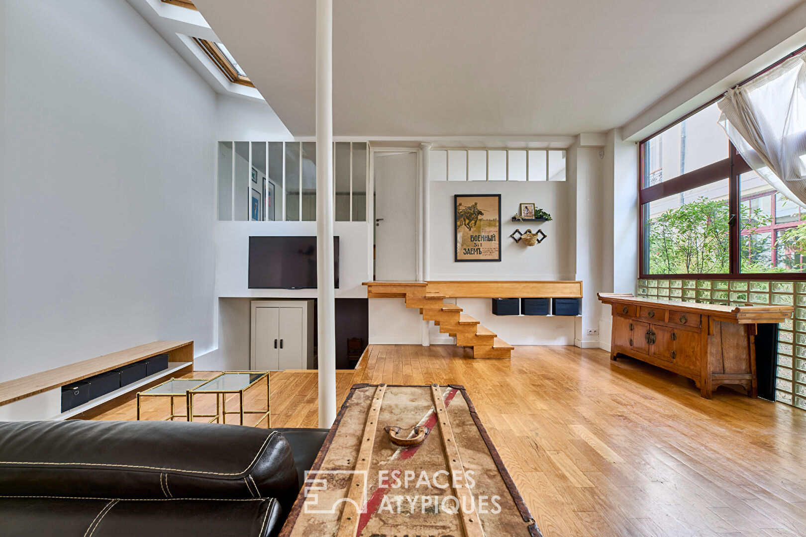 Former workshop transformed into a 150 m² loft in a quiet, green courtyard