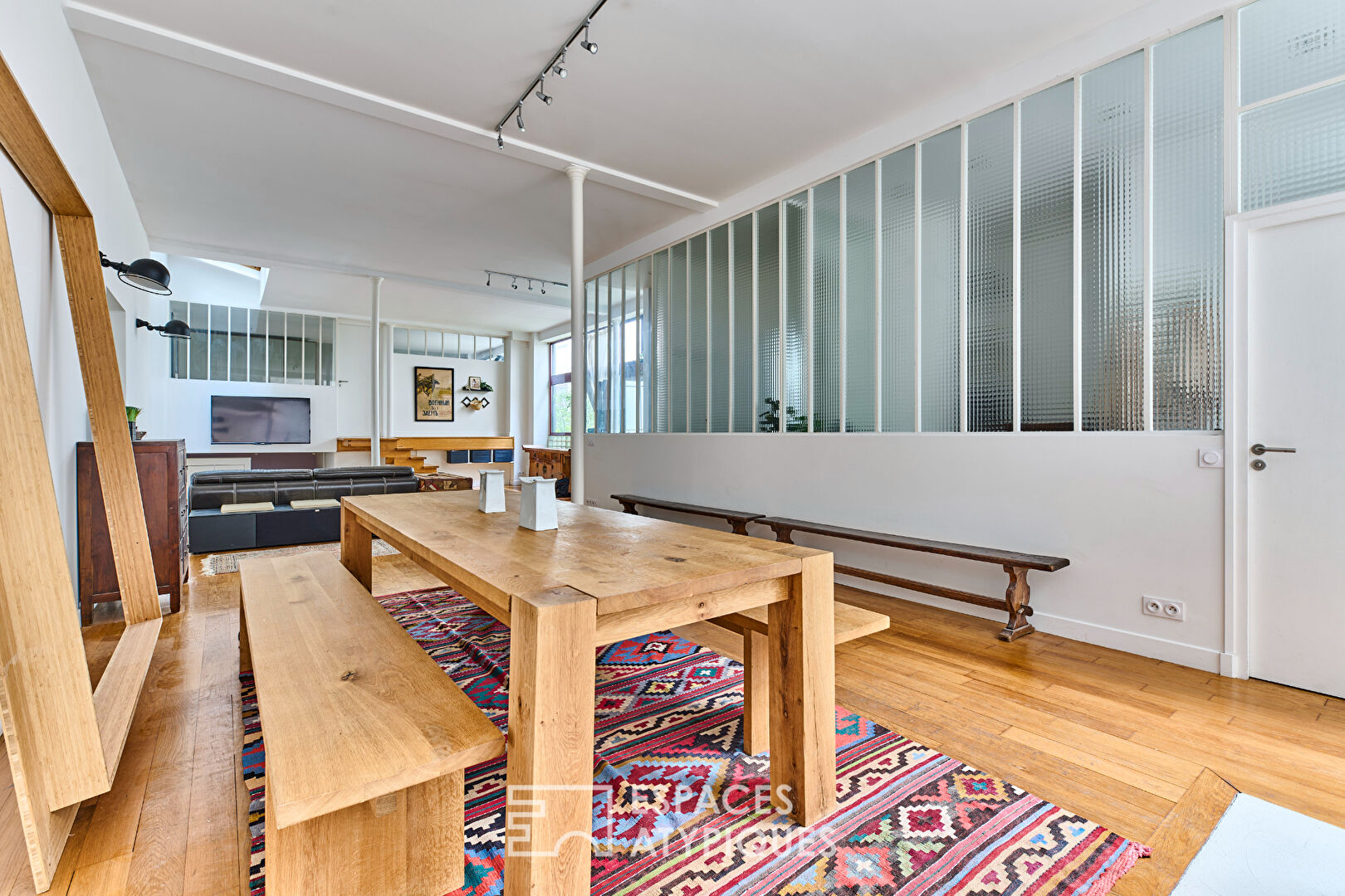 Former workshop transformed into a 150 m² loft in a quiet, green courtyard