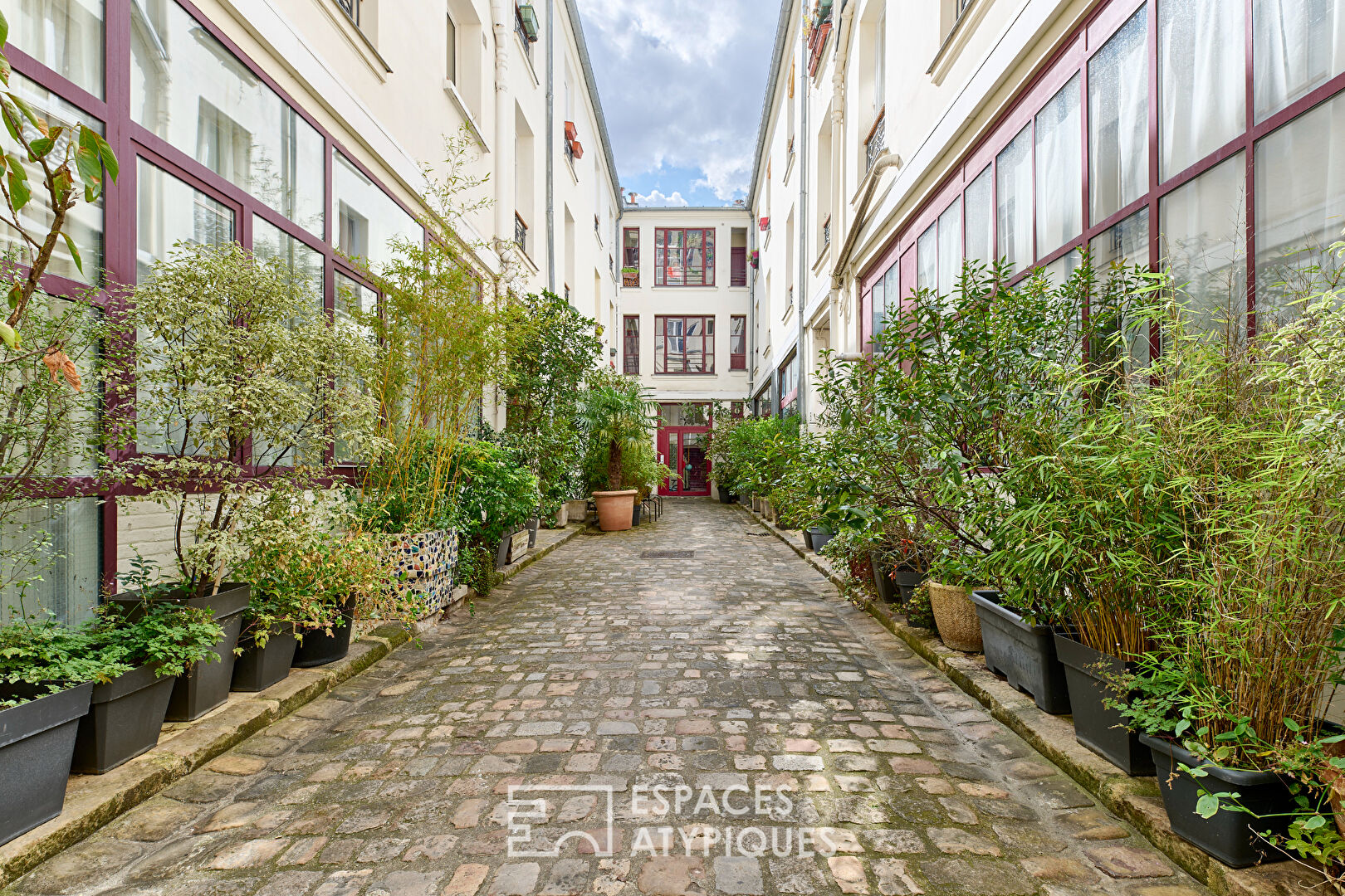 Former workshop transformed into a 150 m² loft in a quiet, green courtyard