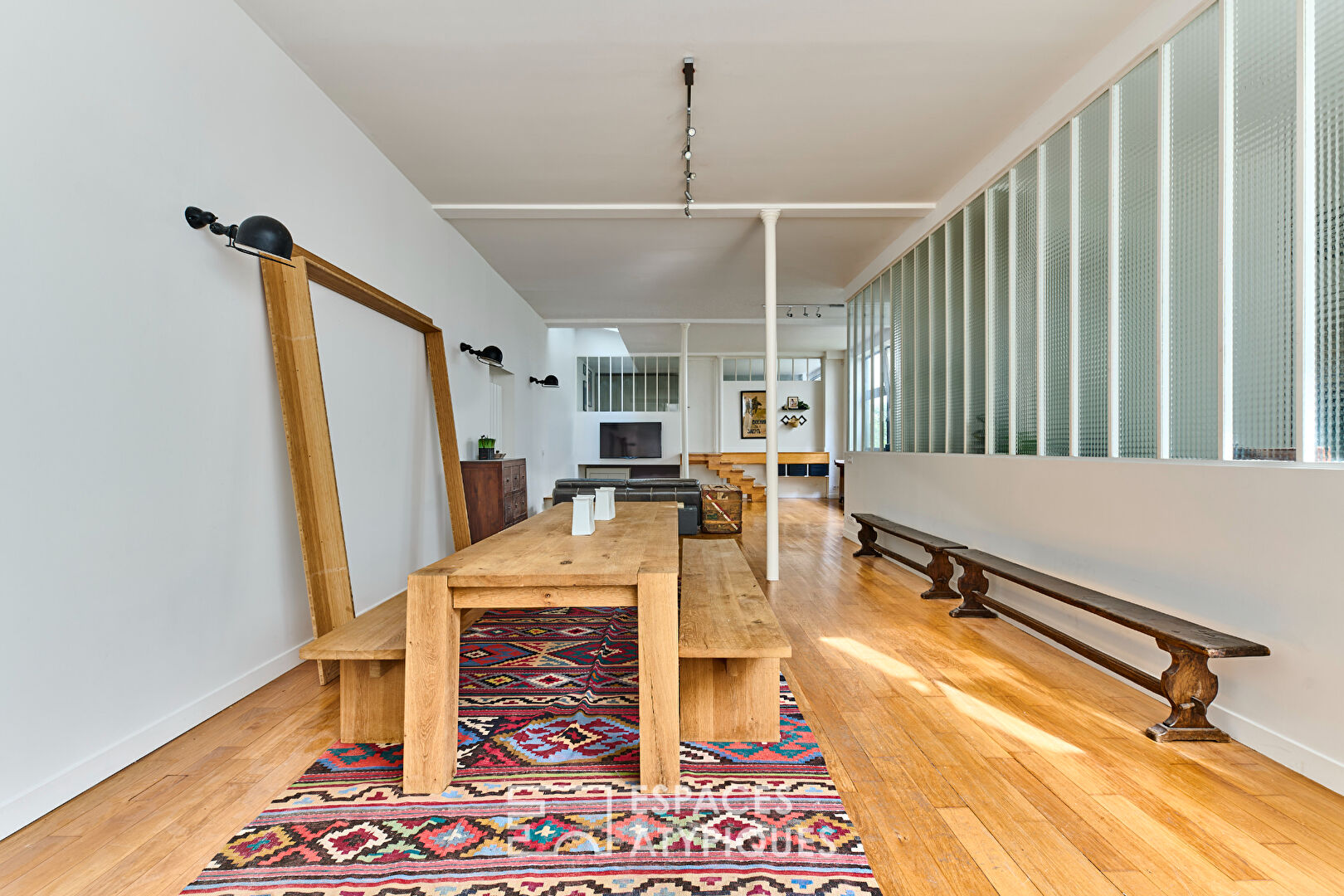 Former workshop transformed into a 150 m² loft in a quiet, green courtyard