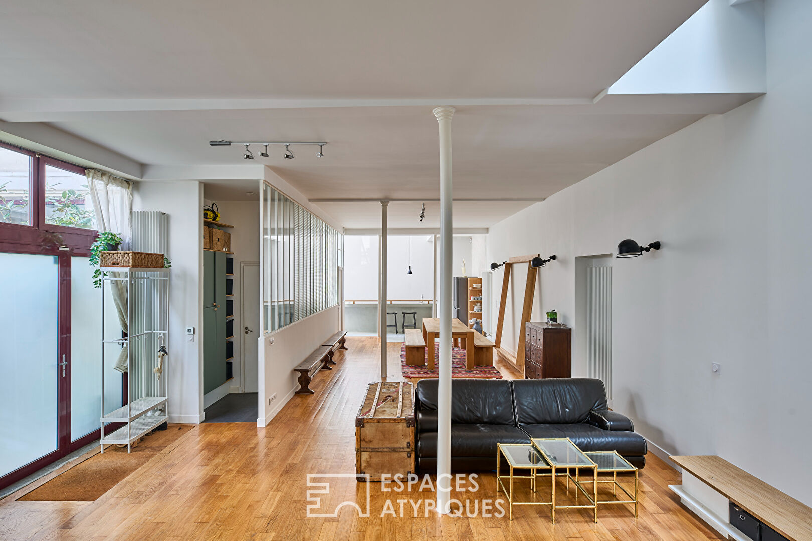 Former workshop transformed into a 150 m² loft in a quiet, green courtyard
