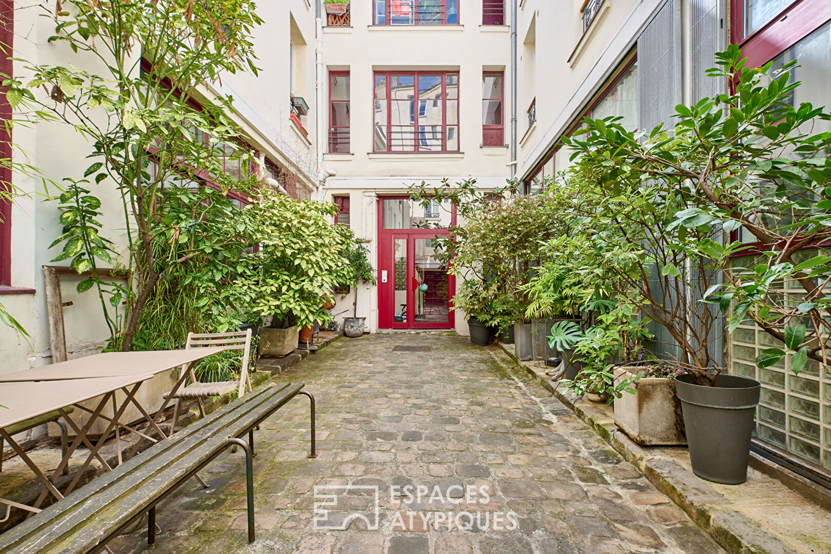 Former workshop transformed into a 150 m² loft in a quiet, green courtyard