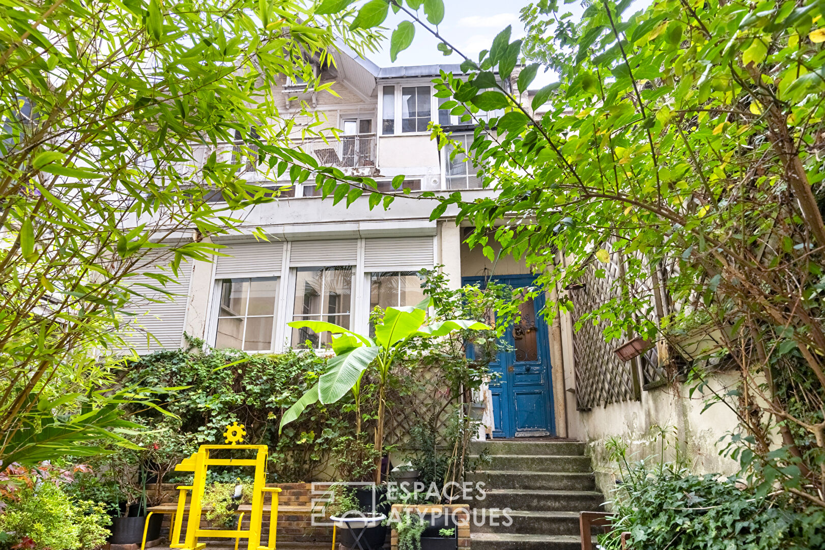 Triplex on the top floor overlooking the courtyard with balcony