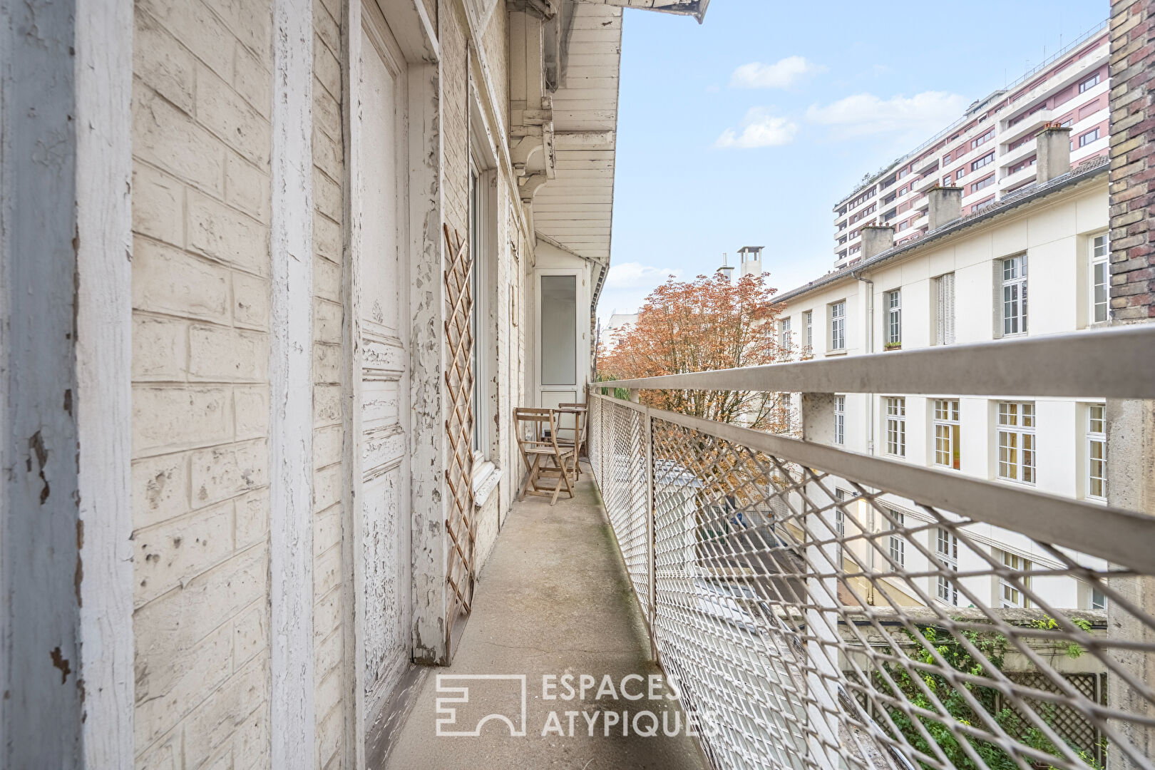 Triplex on the top floor overlooking the courtyard with balcony