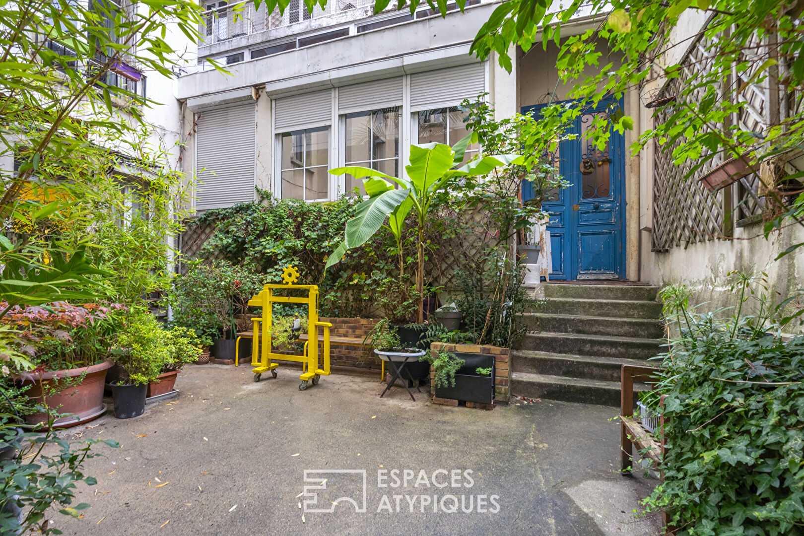 Triplex on the top floor overlooking the courtyard with balcony
