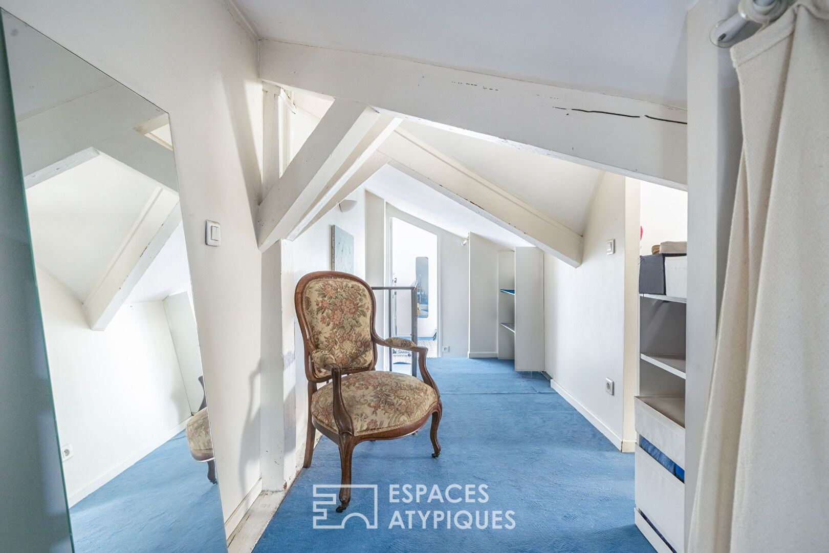Triplex on the top floor overlooking the courtyard with balcony