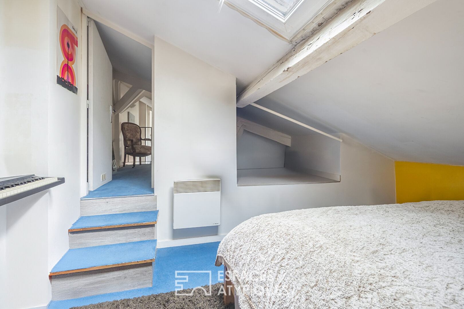 Triplex on the top floor overlooking the courtyard with balcony