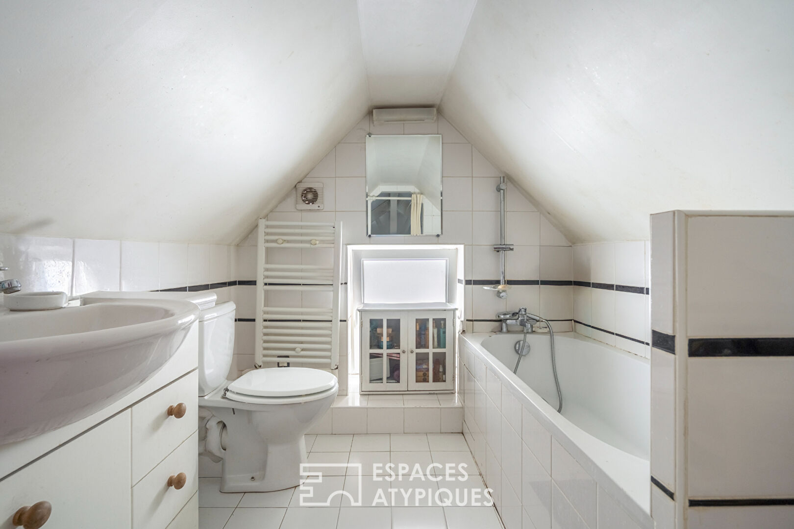 Triplex on the top floor overlooking the courtyard with balcony
