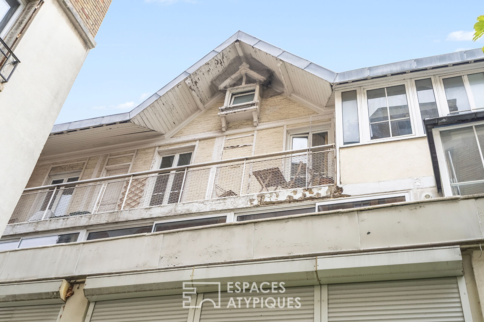 Triplex on the top floor overlooking the courtyard with balcony