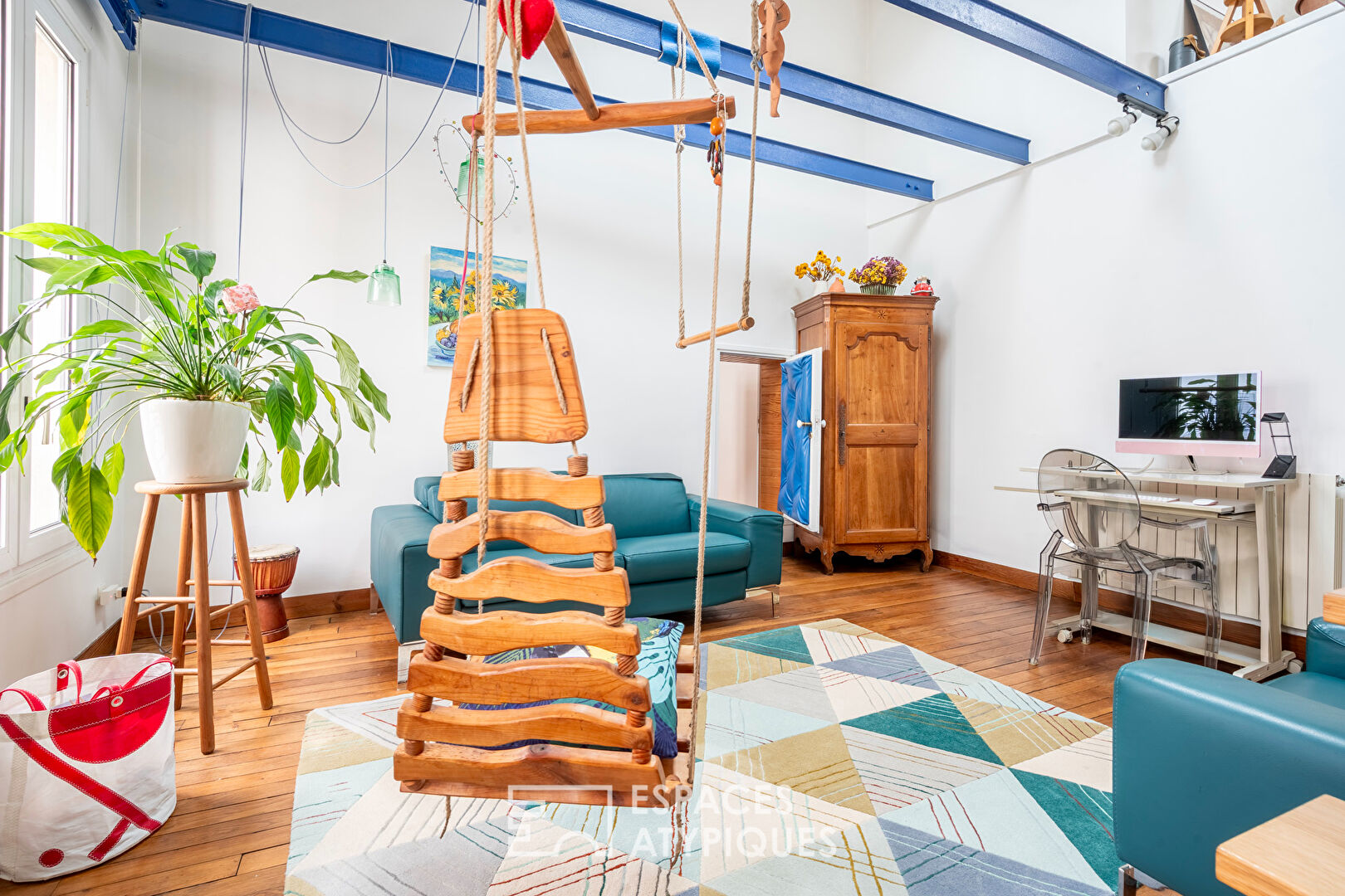 Duplex crossing on the top floor with apartment communicating