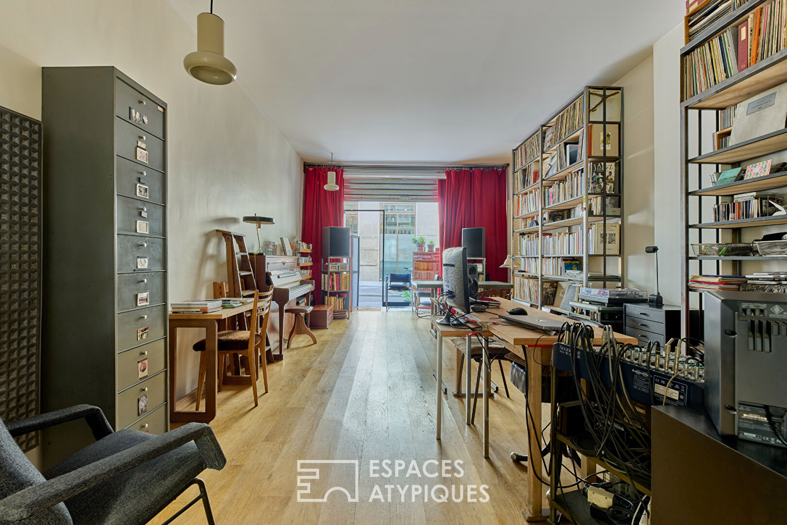 Boutique avec vitrine sur rue à la lisière du Marais