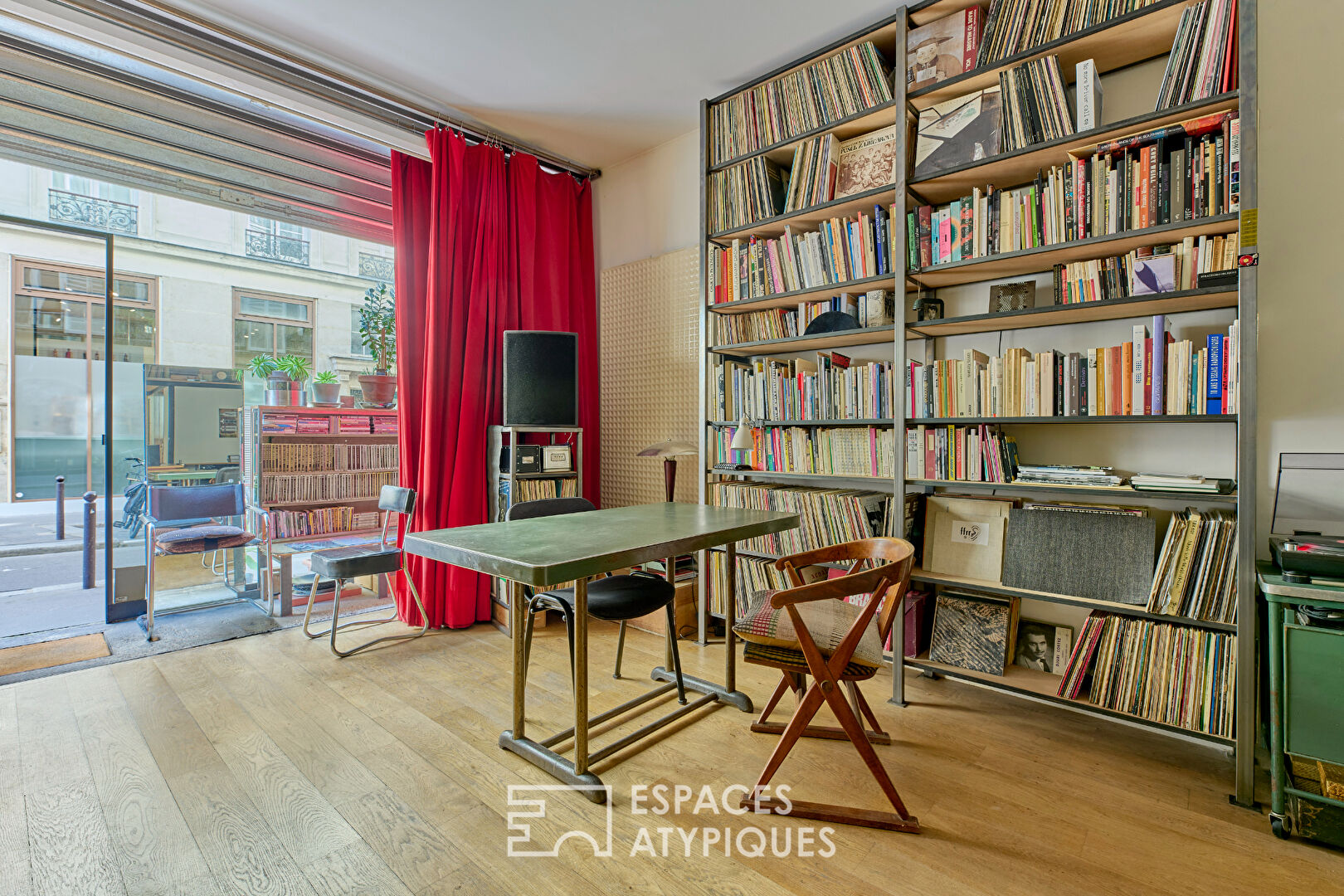 Boutique avec vitrine sur rue à la lisière du Marais