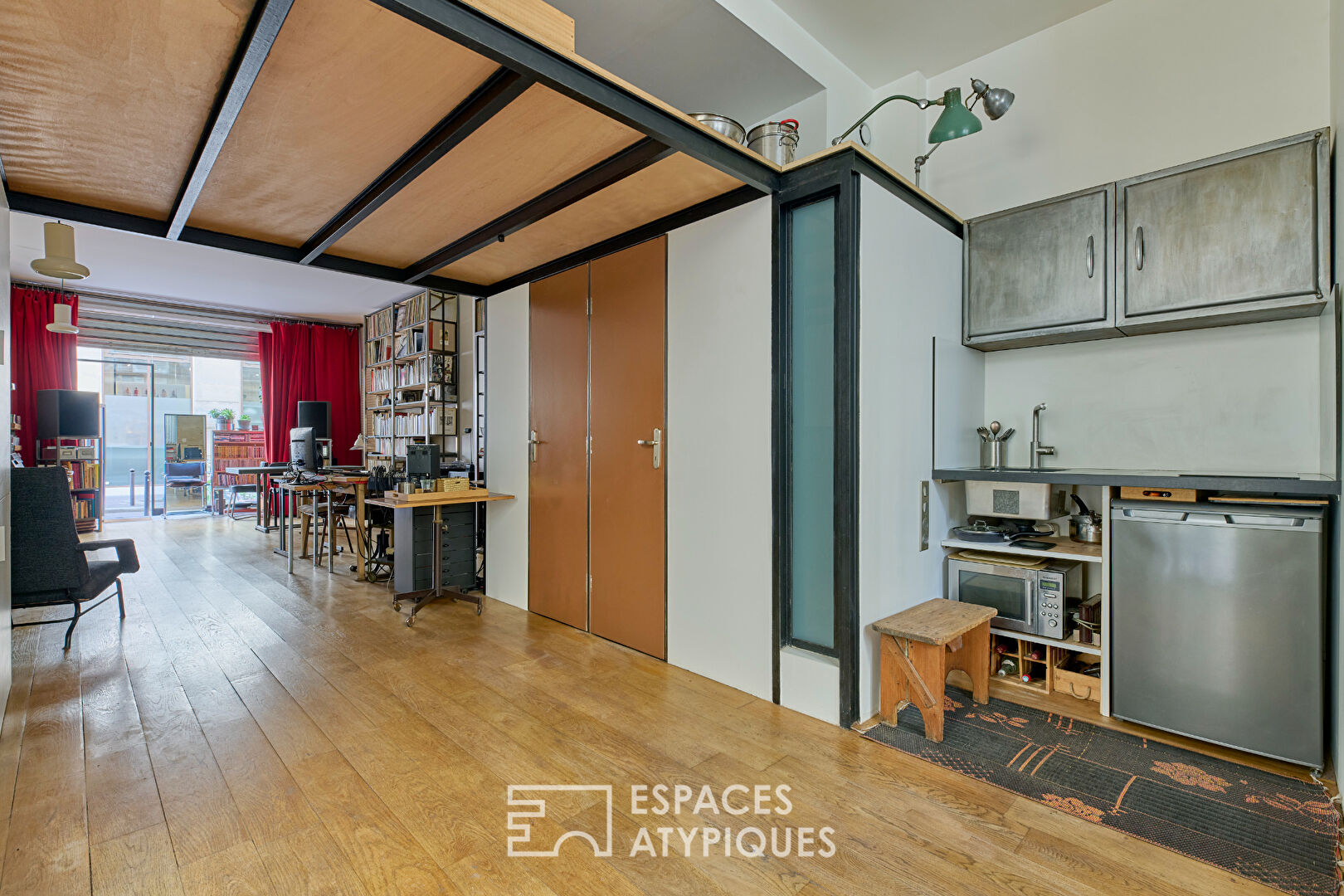 Boutique avec vitrine sur rue à la lisière du Marais