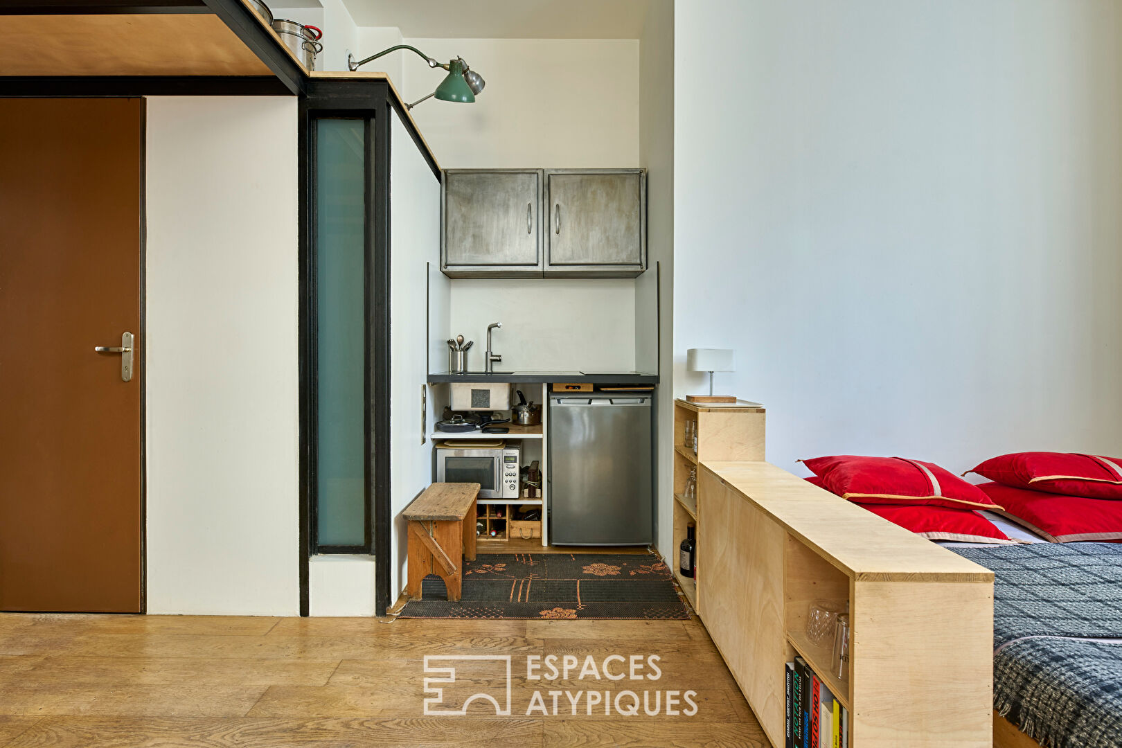 Boutique avec vitrine sur rue à la lisière du Marais