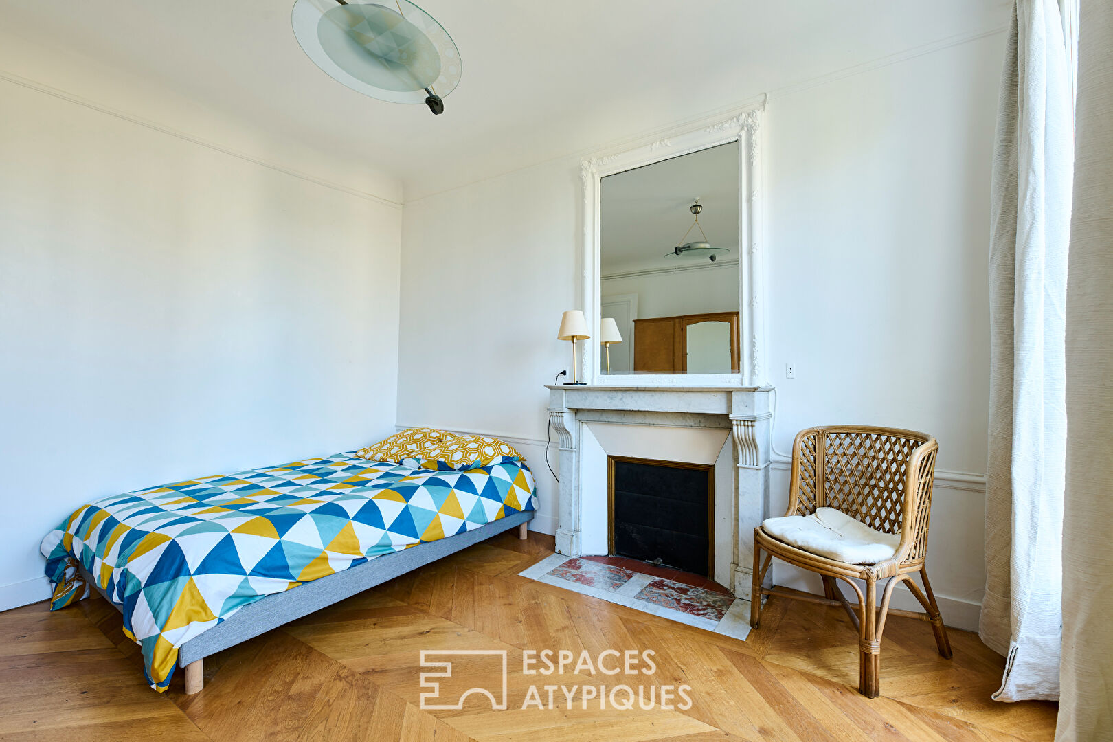 Location meublé avec balcon filant Filles du Calvaire / République