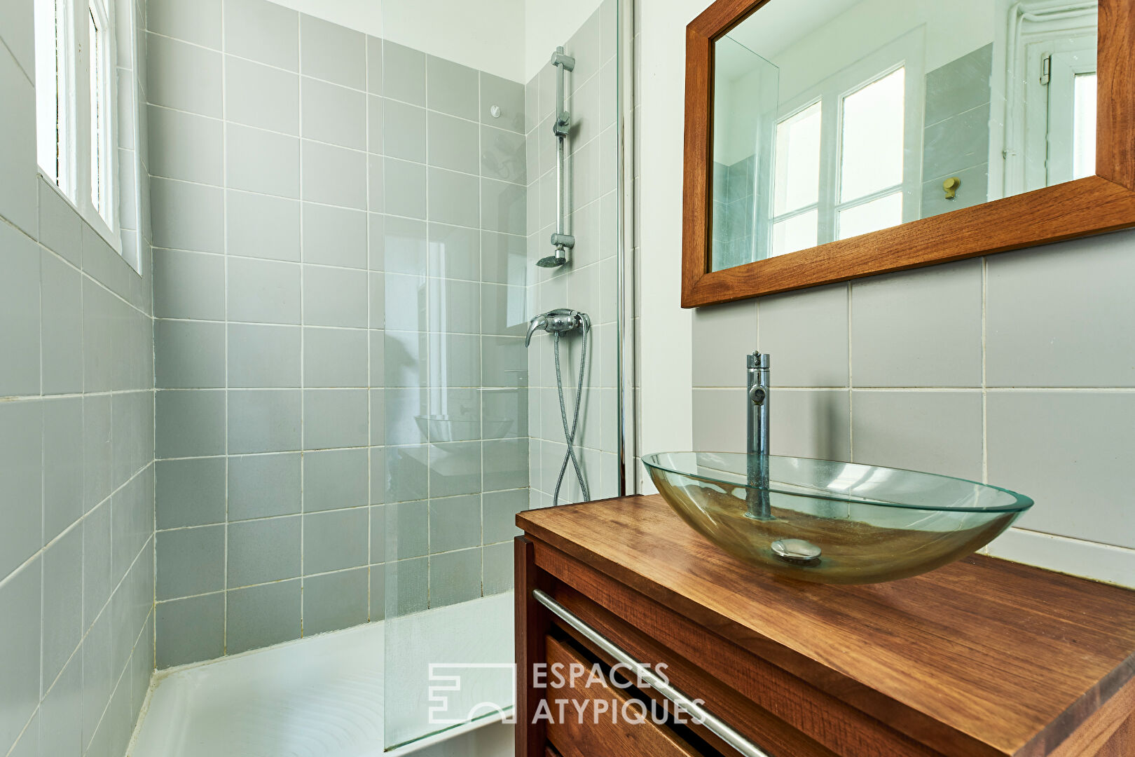 Location meublé avec balcon filant Filles du Calvaire / République