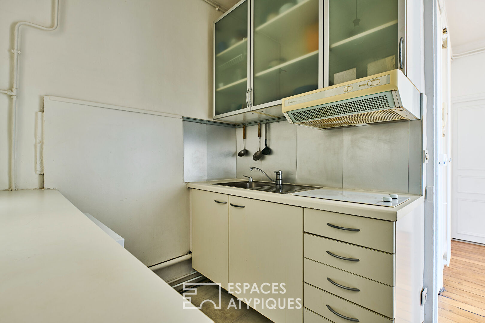 Location meublé avec balcon filant Filles du Calvaire / République