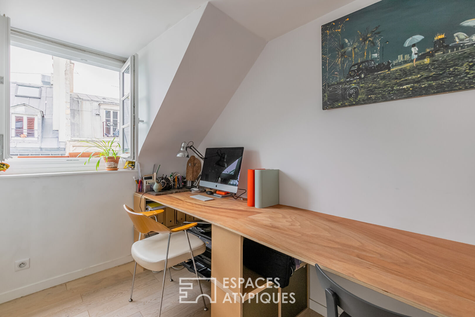 Duplex sous les toits en dernier étage