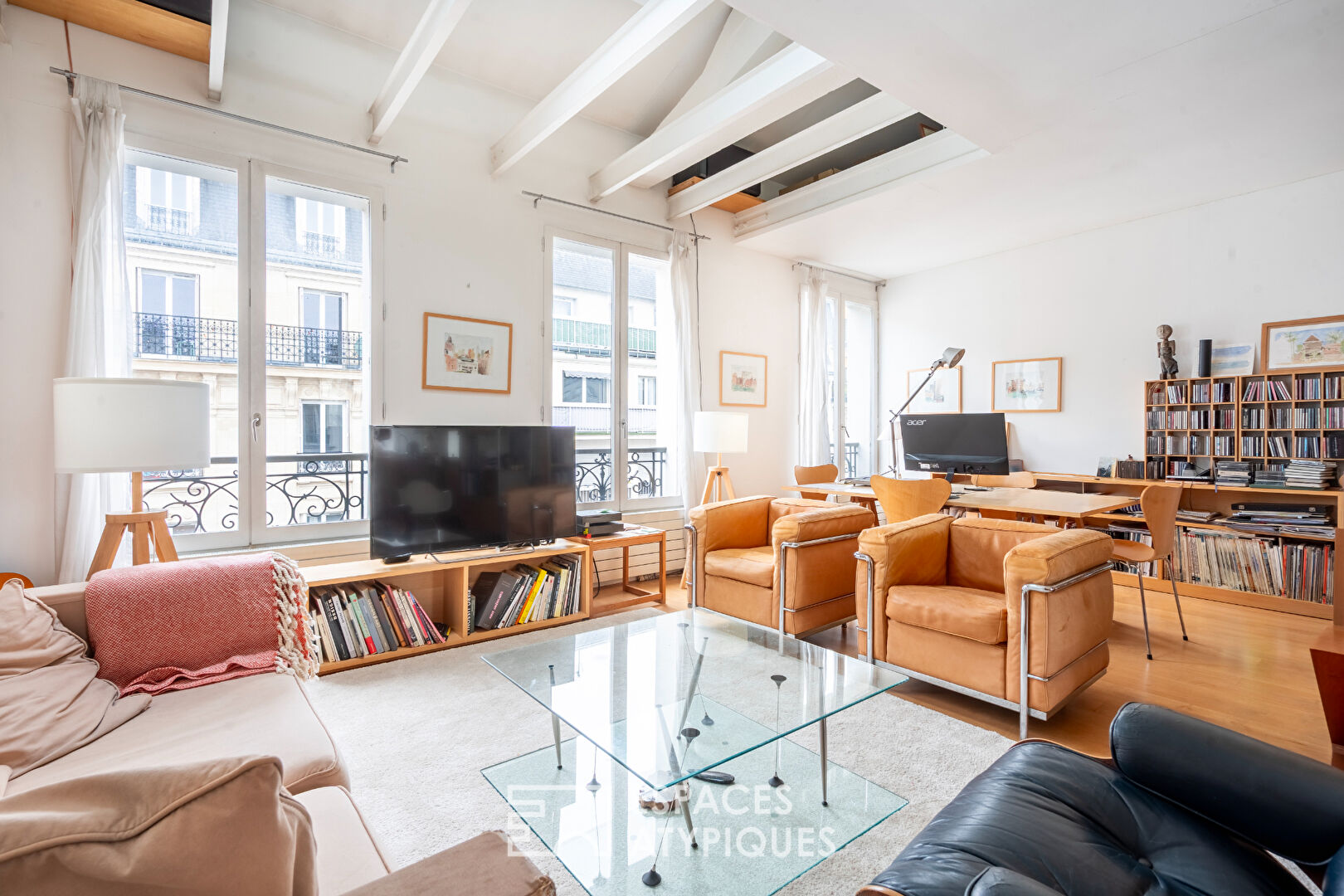 Quiet and bright duplex on the top floor