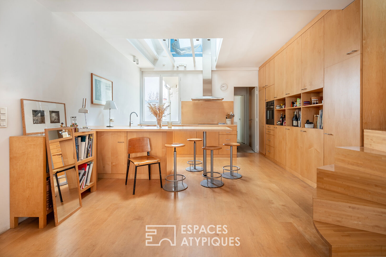 Quiet and bright duplex on the top floor