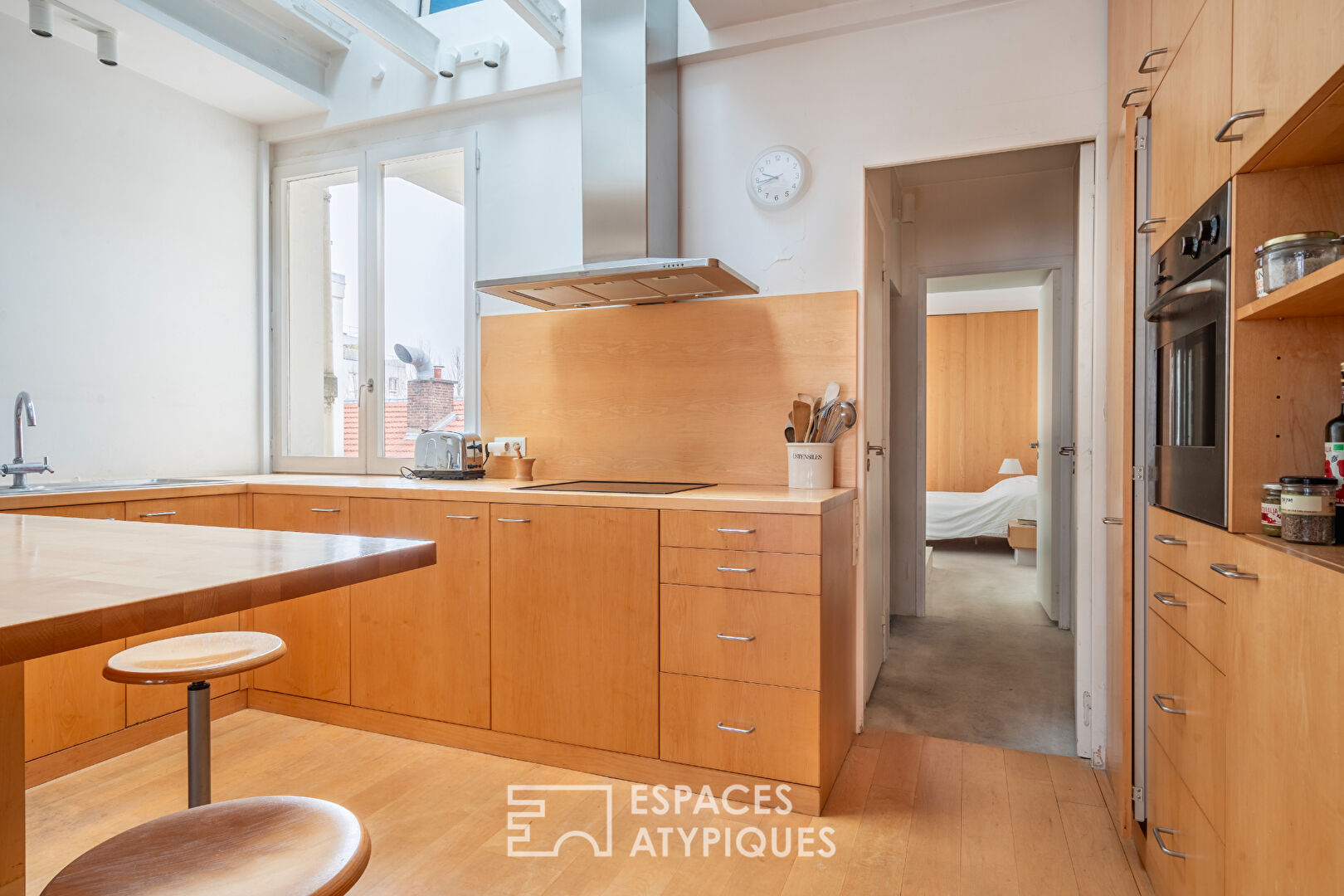 Quiet and bright duplex on the top floor