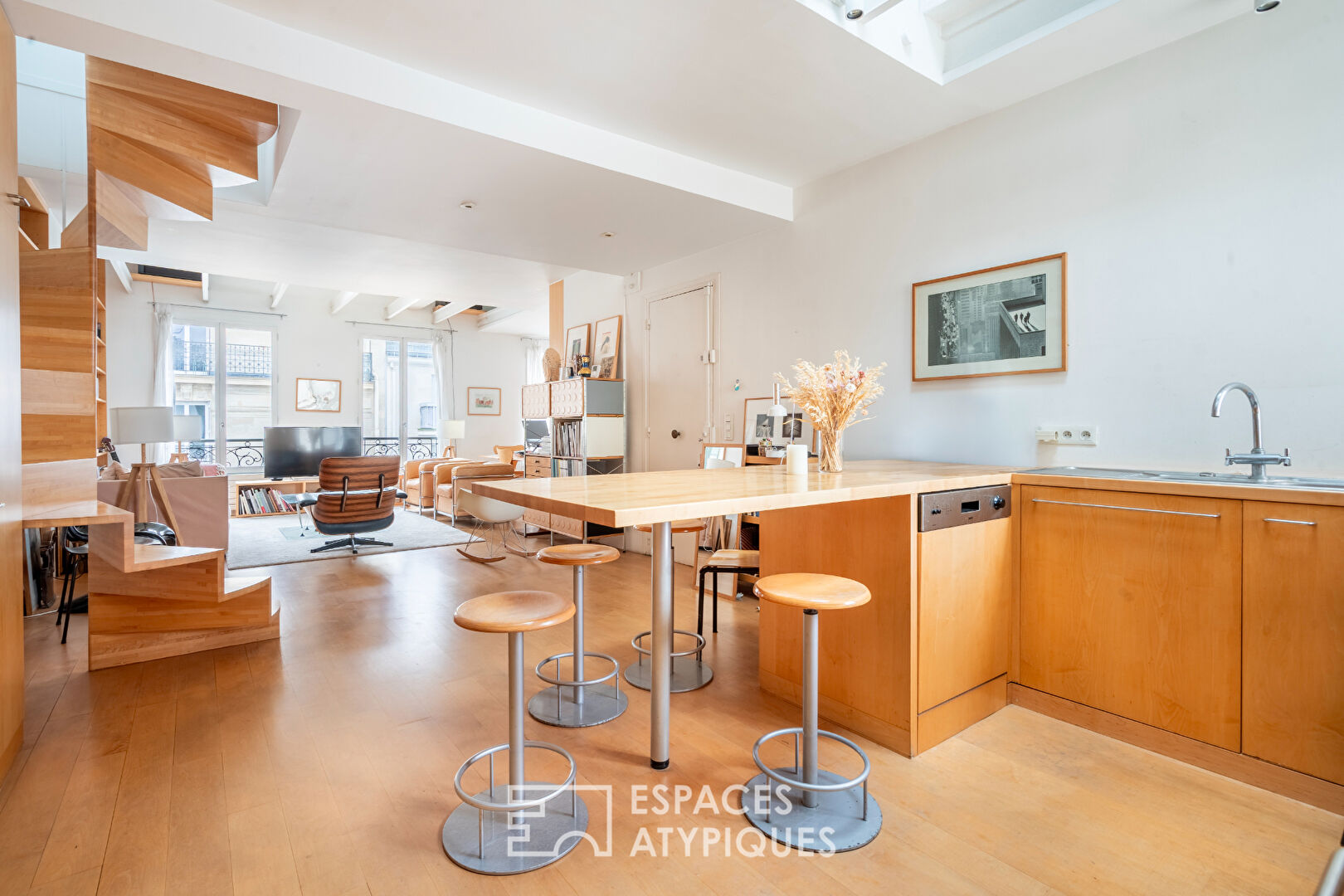 Quiet and bright duplex on the top floor