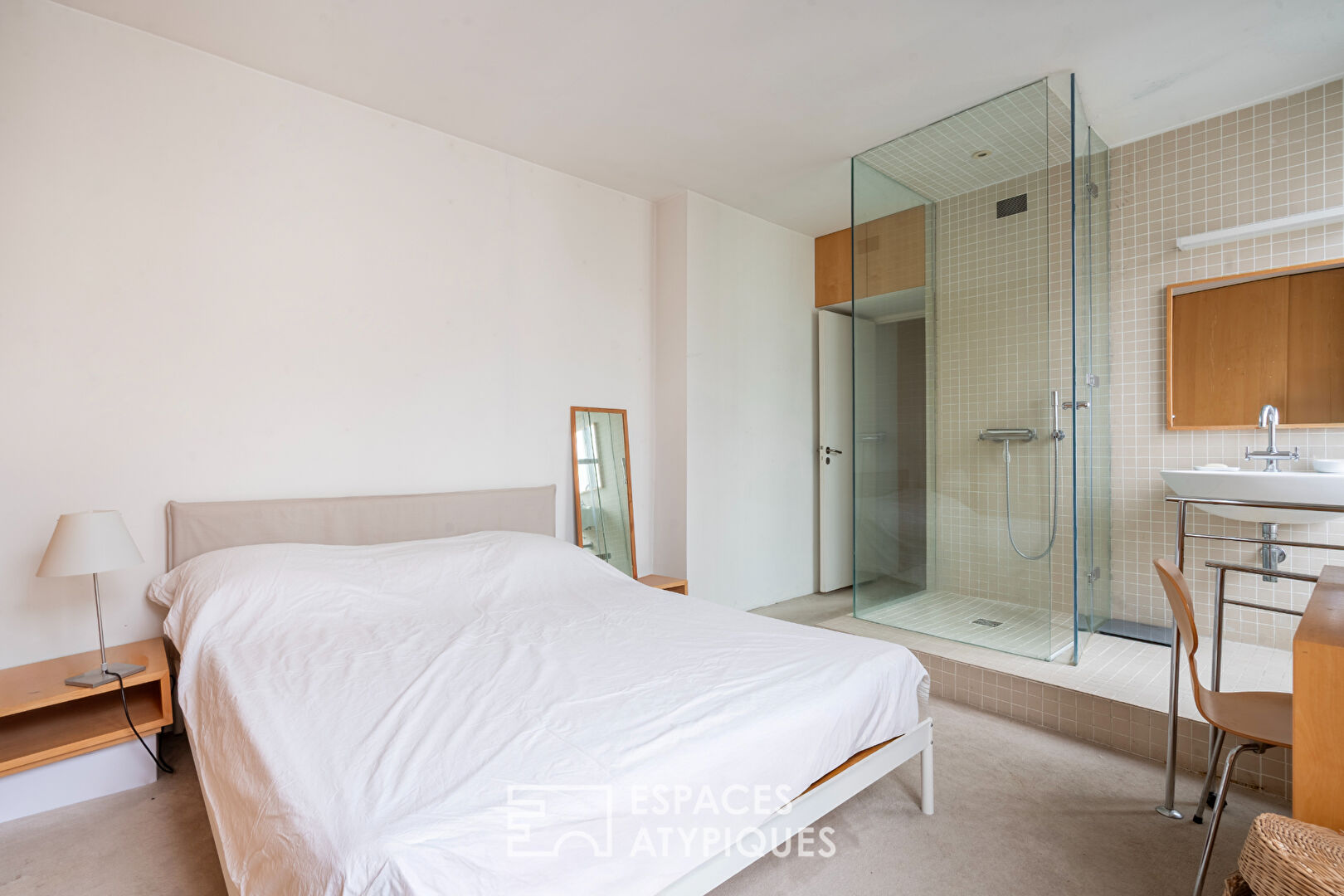 Quiet and bright duplex on the top floor